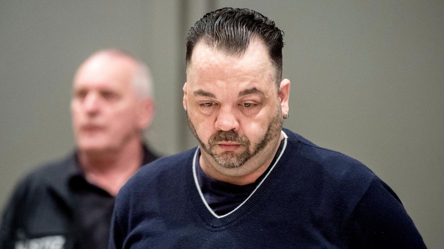 Ein fülliger Mann (Serienmörder Högel) mit blassem Gesicht guckt vor sich auf den Boden.