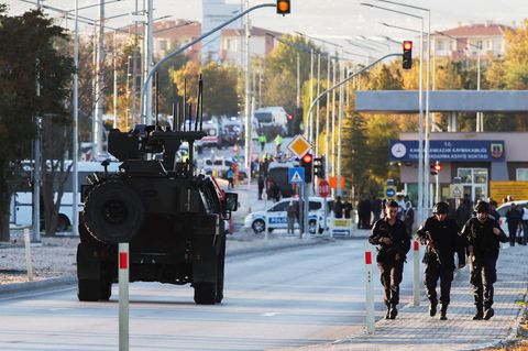 Polizeibeamte patrouillieren vor dem Rüstungsunternehmen in Ankara, das die PKK attackiert hat