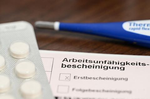 Laut mehreren Krankenkassen liegen die Krankmeldungen diesen Jahres bereits jetzt auf Rekordniveau. Viele Firmen machen dabei besonders die Telefon-Krankschreibung verantwortlich.