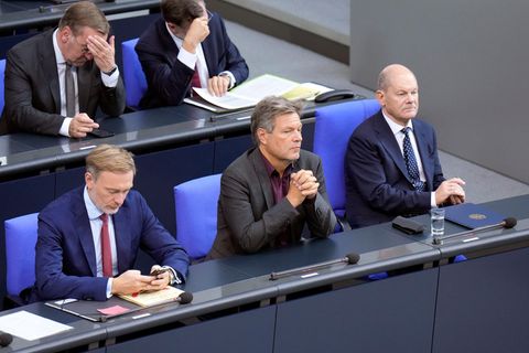 Haben sich nicht mehr viel zu sagen: Bundeskanzler Olaf Scholz (re.), Robert Habeck und Christian Lindner (li.)
