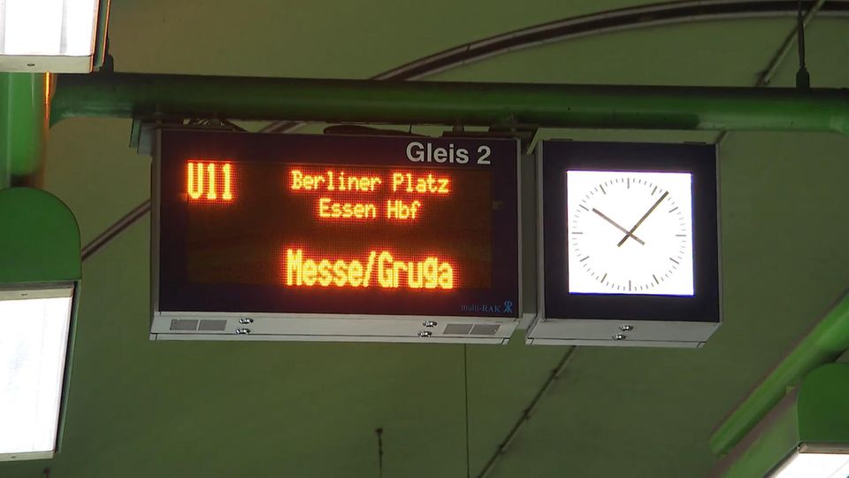 Weil Sie bat, Platz zu machen, ging ein Essener auf eine Frau los. Anschließend schlug er auch deren Partner, bervor er schließlich die Bahn verließ. Fahrgäste sind fassungslos.