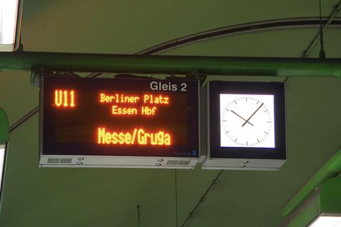 Weil Sie bat, Platz zu machen, ging ein Essener auf eine Frau los. Anschließend schlug er auch deren Partner, bervor er schließlich die Bahn verließ. Fahrgäste sind fassungslos.