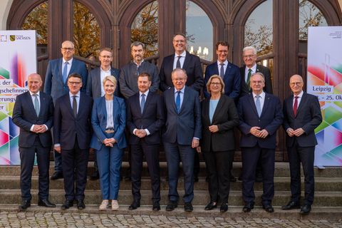 Gruppenbild mit Damen: Auf der Ministerpräsidentenkonferenz waren mit Manuela Schwesig (SPD), Ministerpräsidentin von Mecklenburg-Vorpommern, und Anke Rehlinger (SPD), Ministerpräsidentin von Saarland, nur zwei Frauen dabei