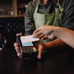Trinkgeld: Zahlung mit Kartenlesegerät