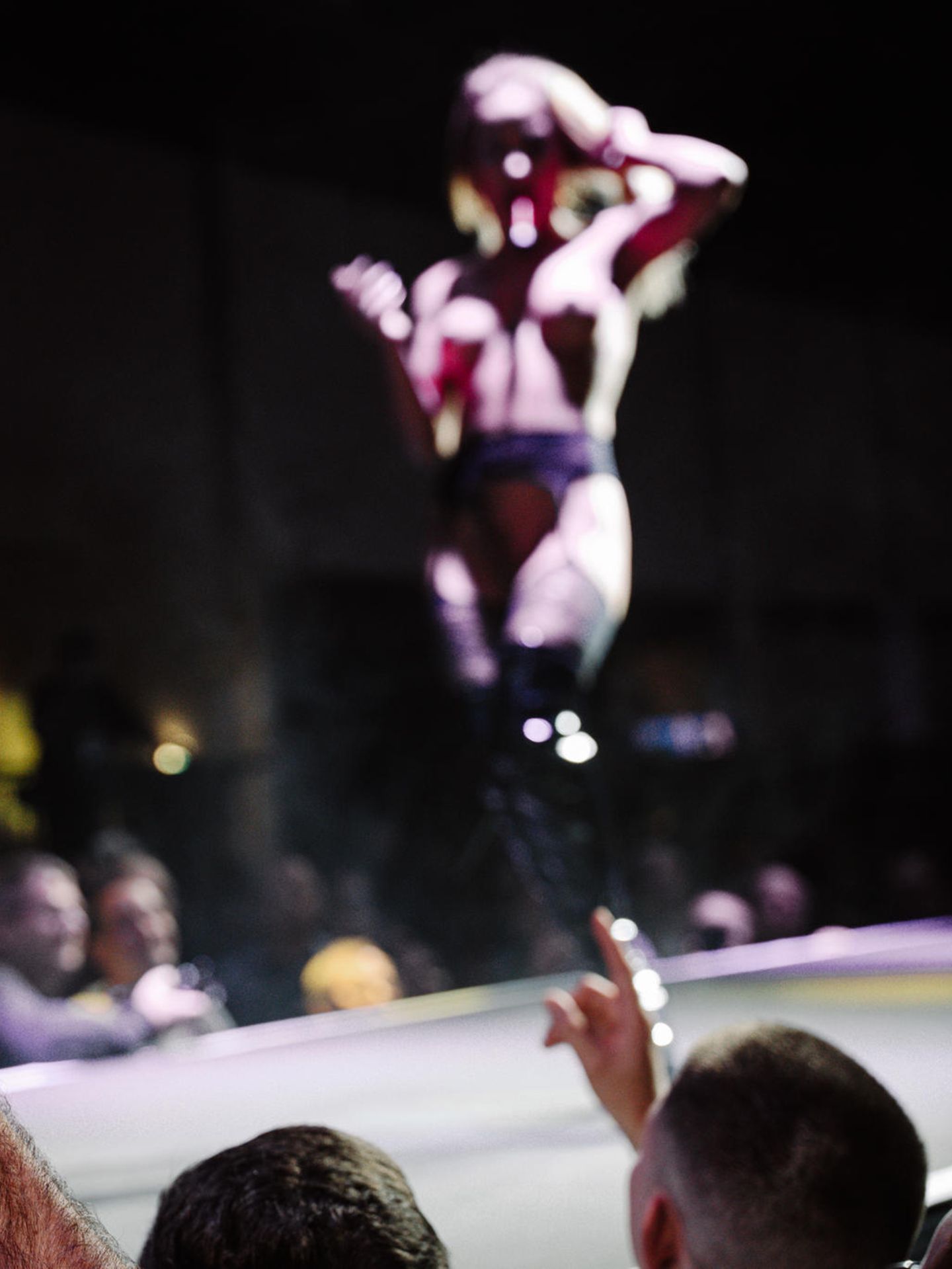 Auf der Venus werden alle Augen – und Smartphones – auf die nackten Darstellerinnen gerichtet