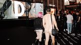Ein nackter Mann und eine Frau ohne Hose läuft über das Gelände der Erotikmesse Venus
