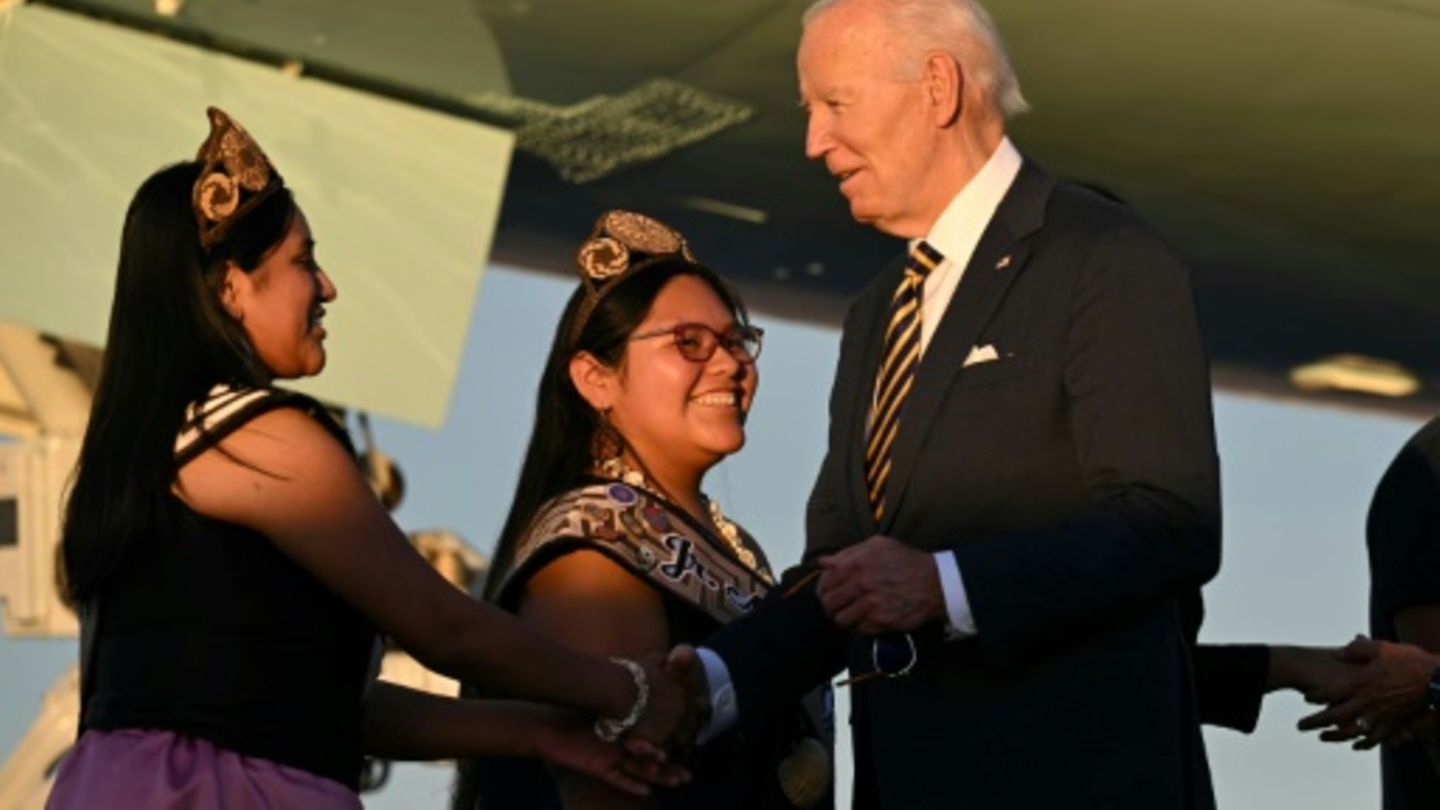 US-Präsident Biden begrüßt am Donnerstag Vertreter der indigenen Gemeinschaft in Phoenix in Arizona