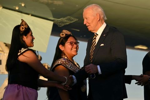 US-Präsident Biden begrüßt am Donnerstag Vertreter der indigenen Gemeinschaft in Phoenix in Arizona