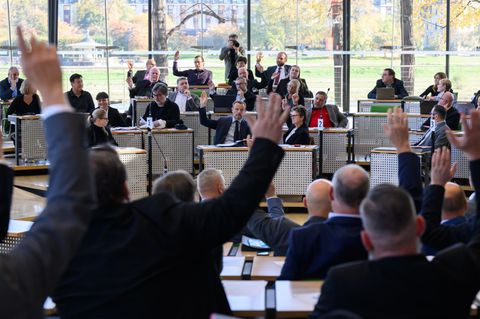 Die Abgeordneten von BSW und die Fraktion der AfD stimmen in Sachsens Landtag ab