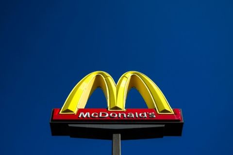 McDonald's-Logo vor blauem Himmel in Dearborn, Michigan