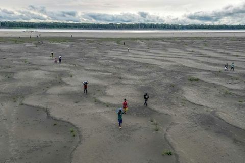 Indigene im trockenen Amazonas-Fluss in Kolumbien