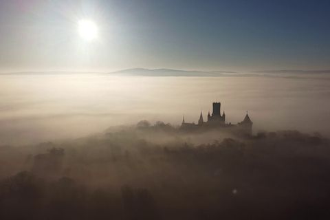 Schloss Marienburg liegt im Gegenlicht im Nebel