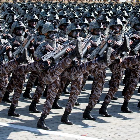 Nordkoreanische Kommandosoldaten mit dem typischen Trommelmagazin