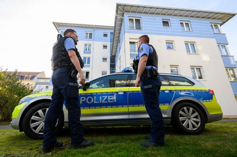 Polizisten vor dem Einsatzort in Leipzig-Kleinzschocher