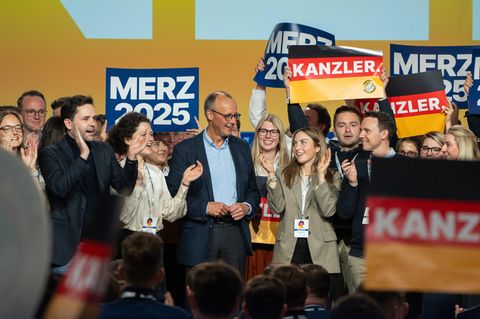 Auf dem Bild steht Friedrich Merz zwischen Mitgliedern der Jungen Union