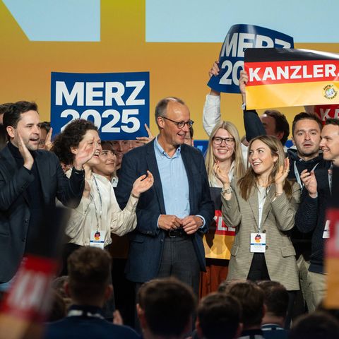 Auf dem Bild steht Friedrich Merz zwischen Mitgliedern der Jungen Union