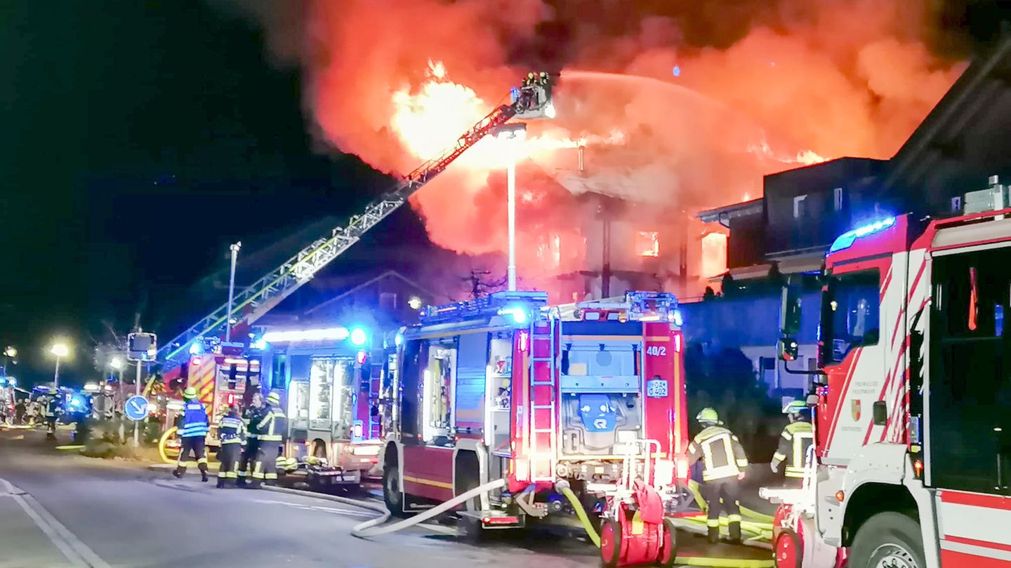 Balderschwang: the Feuerwehr löscht a Grossbrand