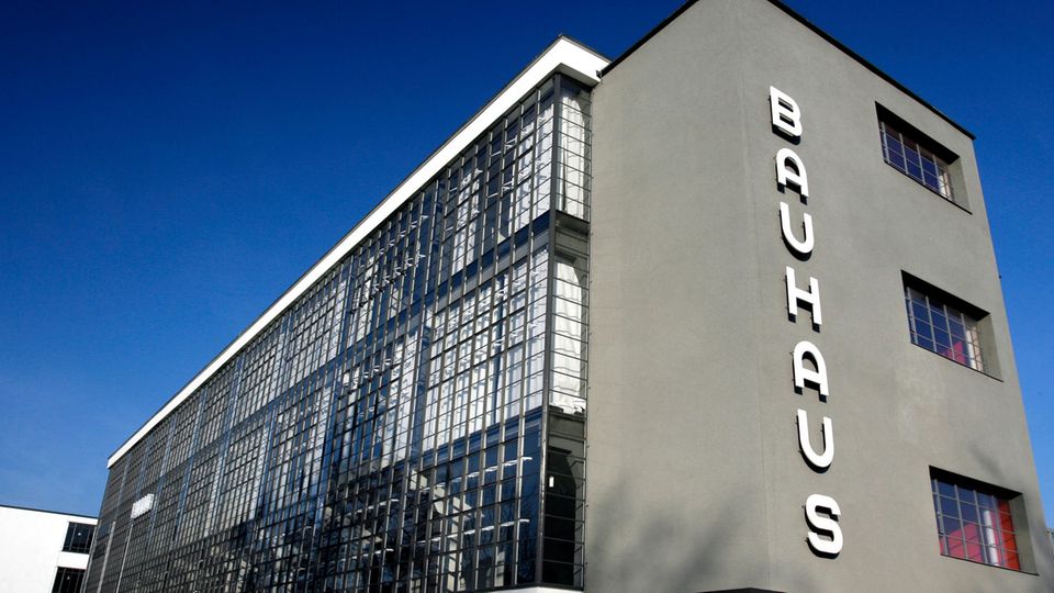 Weiß-graue Fassade des Bauhauses in Dessau; mit der Aufschrift Bauhaus in Blockbuchstaben