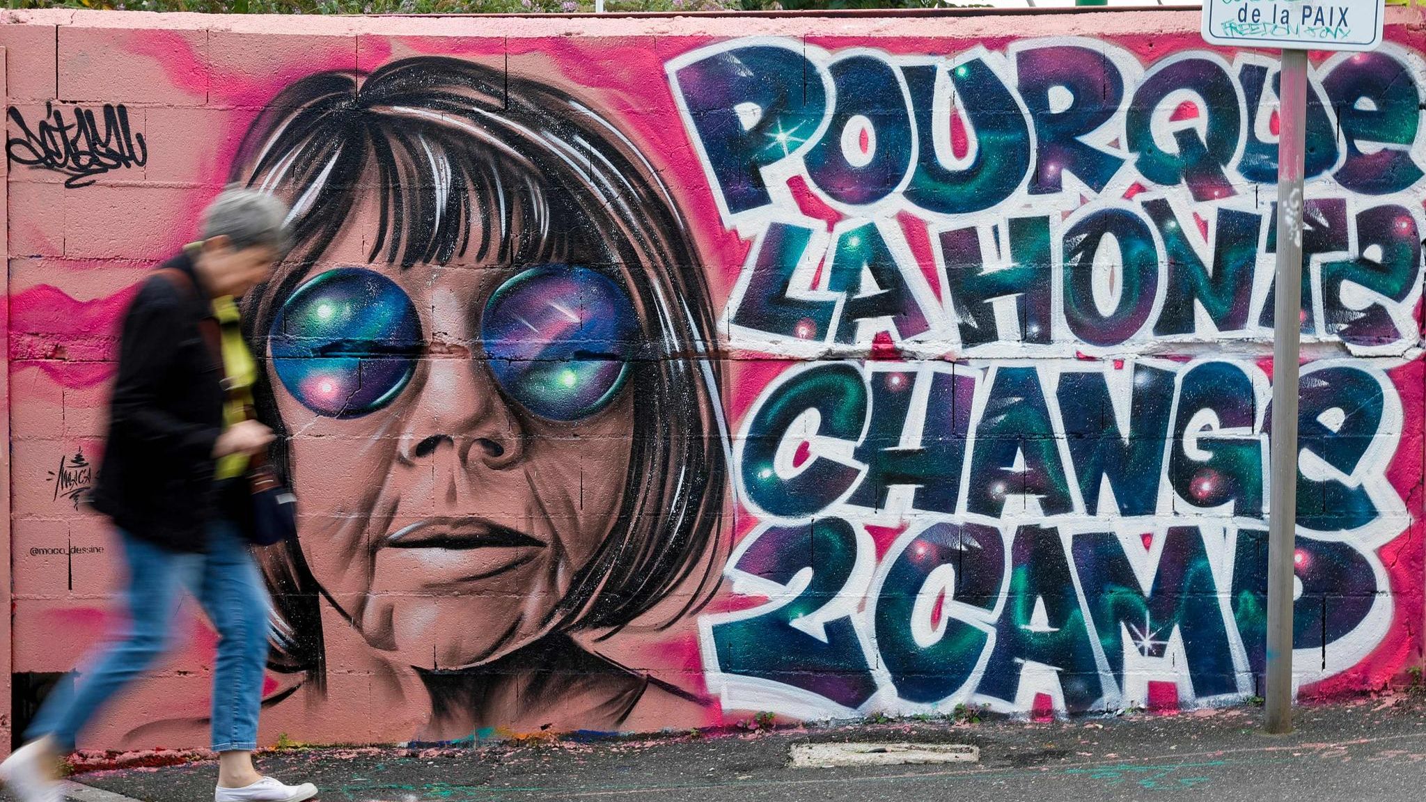 Gisèle Pelicot Mural "Die Scham muss die Seiten wechseln": Wandgemälde mit dem Portrait Gisèle Pelicots in der Nähe von Paris