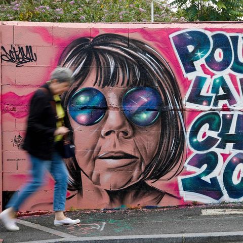 "Die Scham muss die Seiten wechseln": Wandgemälde mit dem Portrait Gisèle Pelicots in der Nähe von Paris