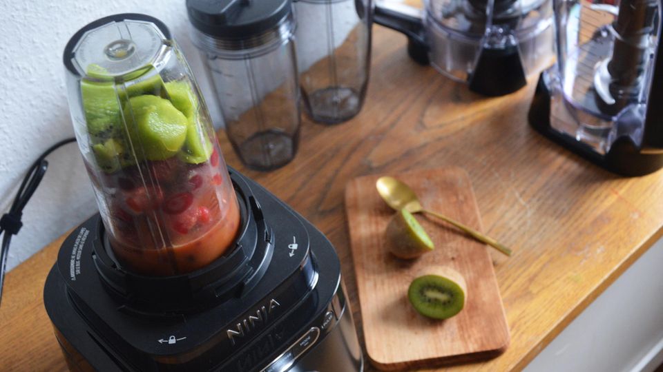 Der Ninja-Mixer bereitet einen Smoothie mit Obst zu