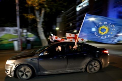 Anhänger der Regierungspartei Georgischer Traum feiern in Tiflis
