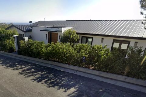 Von der Straße wirkt Matthew Perrys Haus unscheinbar, doch die andere Front bietet einen Panoramablick auf den Ozean
