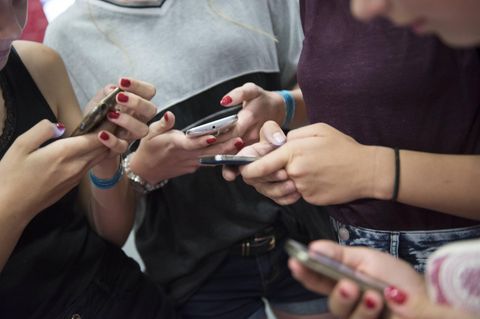 Jugendliche mit ihren Smartphones
