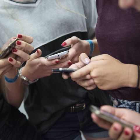 Jugendliche mit ihren Smartphones