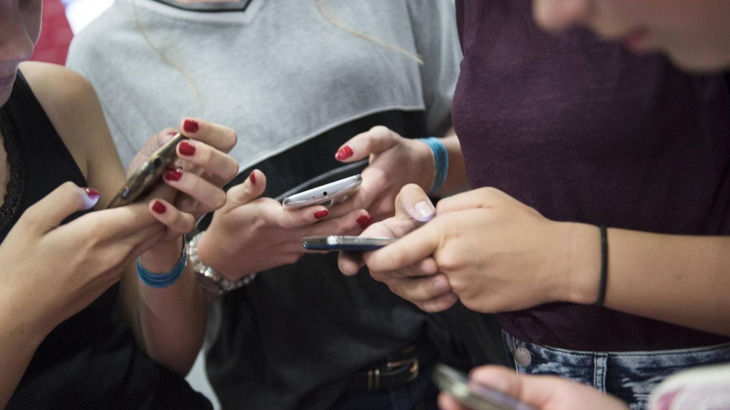 Jugendliche mit ihren Smartphones