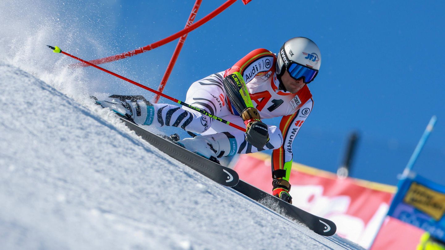 Sölden, Österreich: Bei strahlend blauem Himmel stürzen sich die Wagemutigsten unter den Skifahrern wieder den Berg hinab. Beim Fis Ski Weltcup in Tirol messen sich Teilnehmer aus aller Welt in den Disziplinen Abfahrtsrennen, Super-G, Slalom, Parallel-Slalom und wie hier Alexander Schmid im Riesenslalom