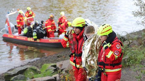 Mehr als 230 Einsatzkräfte der DLRG haben am Wochenende den Ernstfall geübt. Foto: Sascha Thelen/dpa