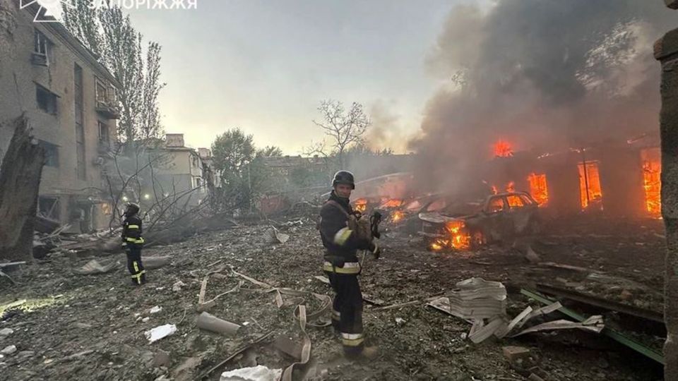 Der ukrainische Präsident Wolodymyr Selenskyj beklagt immer wieder Angriffe durch russische Gleitbomben. (Archivbild) Foto: ---/