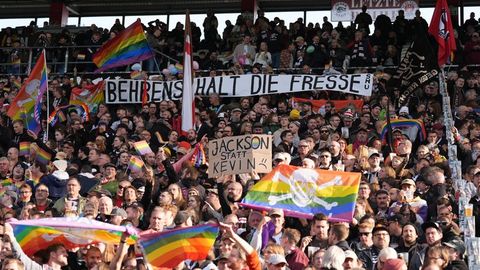 Fans des FC St. Pauli protestieren mit drastischen Worten gegen die umstrittenen Aussagen von Wolfsburgs Kevin Behrens. Foto: Ma