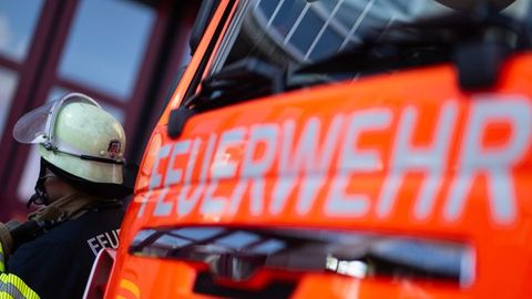 Die Feuerwehr in Halle muss nachts zu einem brennenden Wohnhaus ausrücken und Ober- und Dachgeschoss löschen. Die Bewohner haben