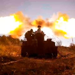 Russische Soldaten feueren mit einer 152-Millimeter Haubitze vom Typ Giatsint-S auf ukranisiche Stellungen