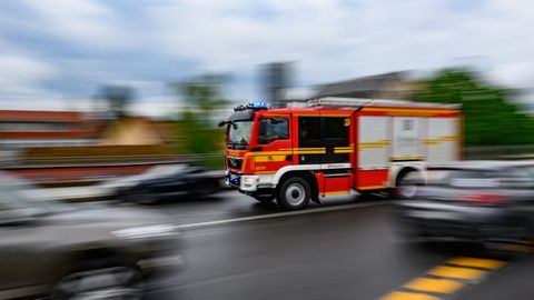 Eine Autofahrerin in Neuwied ist in einer Rettungsgasse mit einem Feuerwehrfahrzeug im Einsatz zusammengestoßen. (Symbolbild) Fo