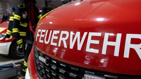 In München rückt die Feuerwehr zu einem Brand aus - ausgelöst beim Kochen. (Symbolbild) Foto: Sven Hoppe/dpa