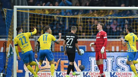 Frühe Braunschweiger Führung: Rayan Philippe (r) erzielt das 1:0. Foto: Swen Pförtner/dpa