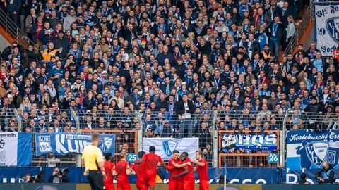 Grund zur Freude: Die Bayern bejubeln die 1:0-Führung. Foto: David Inderlied/dpa