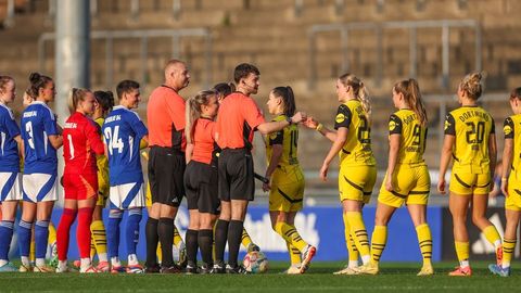 Das erste Frauen-Revierderby zwischen Schalke 04 und Borussia Dortmund endet mit einem 0:0. Foto: Tim Rehbein/dpa