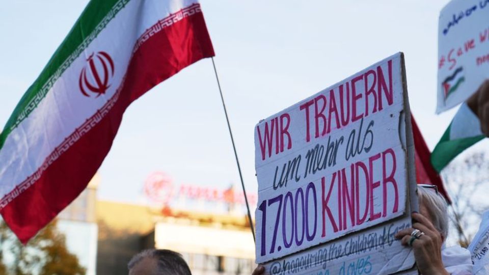 Immer wieder kommt es zu Vorfällen bei propalästinensischen Demos in Berlin. Foto: Manuel Genolet/dpa