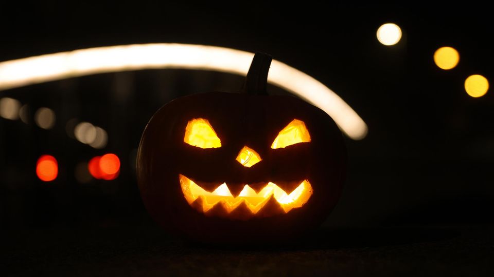 Halloween-Kürbis leuchtet im Dunkeln