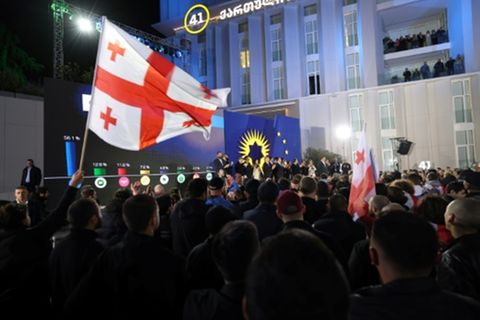 Anhänger der Regierungspartei Georgischer Traum in Tiflis