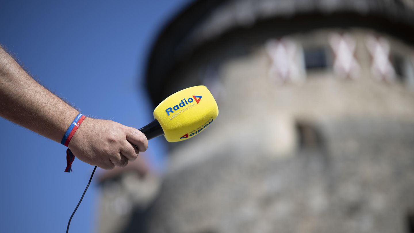 Ein Mikrofon von Radio Liechtenstein vor Schloss Vaduz