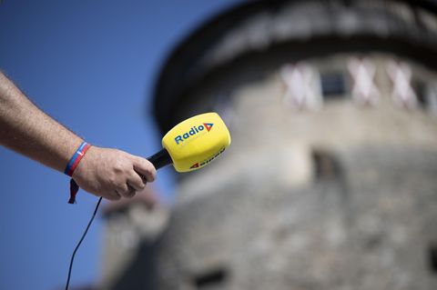 Ein Mikrofon von Radio Liechtenstein vor Schloss Vaduz