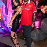 Bei diesem Kostüm muss man zweimal hinschauen. Schauspieler Edward Norton gruselt mit seinem David Beckham Kostüm zwar niemanden, konnte aber gemeinsam mit Ehefrau Shauna Robertson, verkleidet als Victoria Beckham, bei der Casamigos Halloween Party im Jahr 2023 sicherlich ziemlich viele Blicke auf sich ziehen. Da haben sich die unzähligen Klebe-Tattoos sichtlich gelohnt