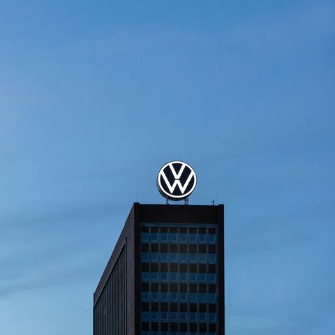 Volkswagen VW Logo auf dem Markenhochaus der Konzernzentrale in Wolfsburg