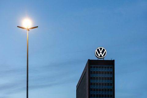 Volkswagen VW Logo auf dem Markenhochaus der Konzernzentrale in Wolfsburg
