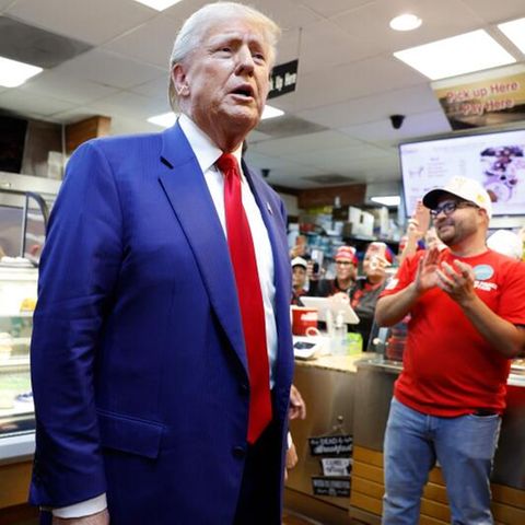 Donald Trump wird kurz vor US-Wahl in einem Restaurant empfangen